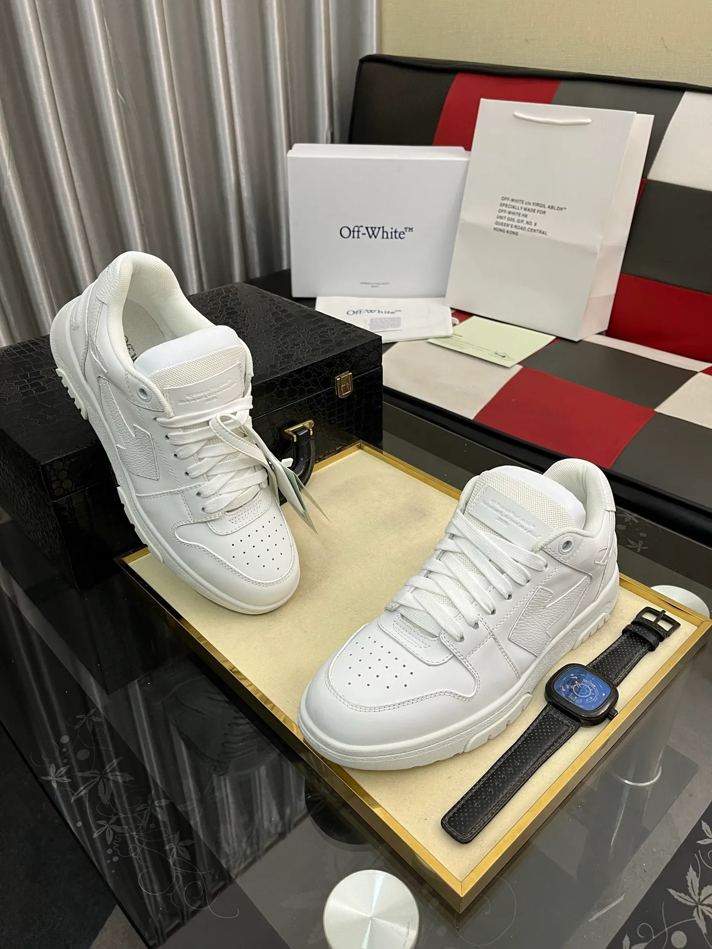 320⌚️⌚️ OFF-White C/O VirGil Abloh fashionable and versatile casual shoes, the exclusive first release of the new model. Made of environmentally friendly cowhide leather and mesh fabric upper material. The insole is embedded with foam cushioning EVA material. The correct midsole is equipped with EVA lightweight cushioning. External tooth stud anti-slip rubber outsole. The correct accessories can be customized simultaneously. Women's model: 35-40 Men's model: 39-45